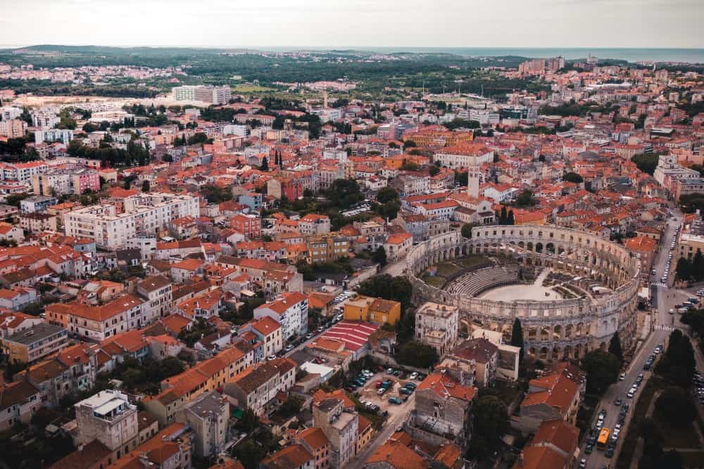 Luftaufnahme der Stadt Pula, Kroatien.
