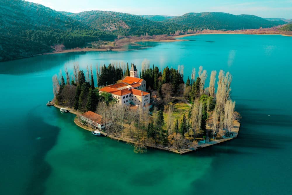 Eine kleine Insel mitten in einem See, perfekt für einen Urlaub in Kroatien-Urlaub.