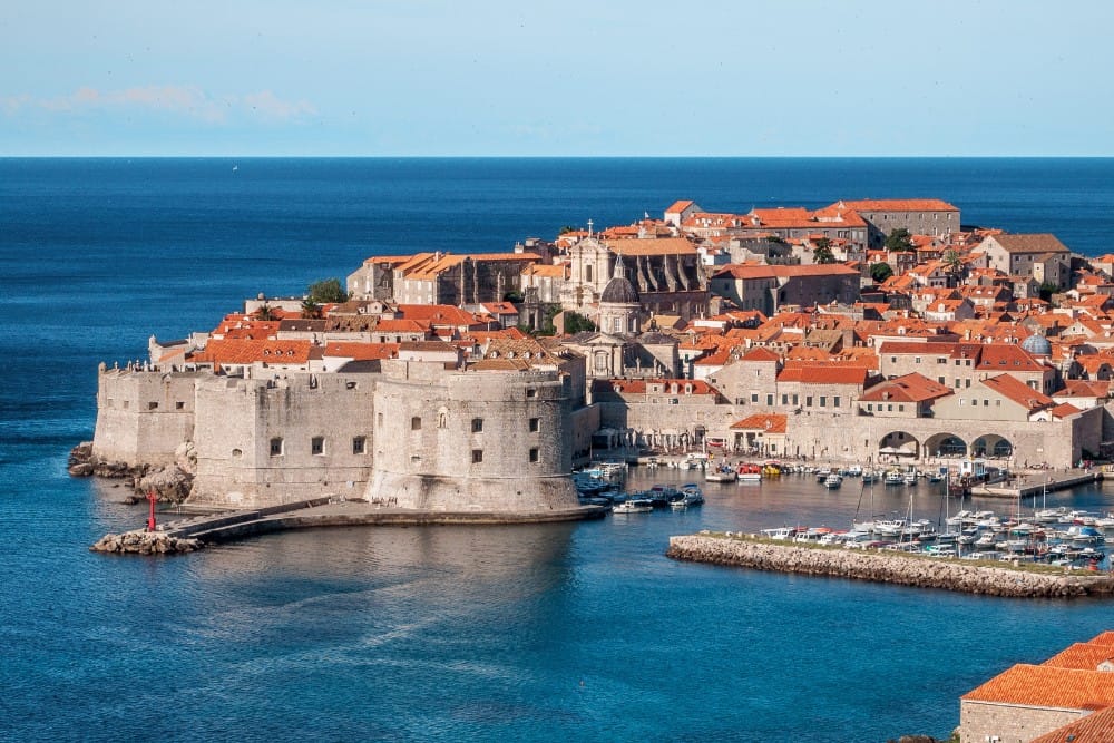 Die Altstadt von Dubrovnik in Kroatien ist ein malerisches Reiseziel, das ein reichhaltiges kulturelles Erlebnis bietet. Mit seiner atemberaubenden Architektur, historischen Sehenswürdigkeiten und atemberaubenden Ausblicken auf die Adria ist es